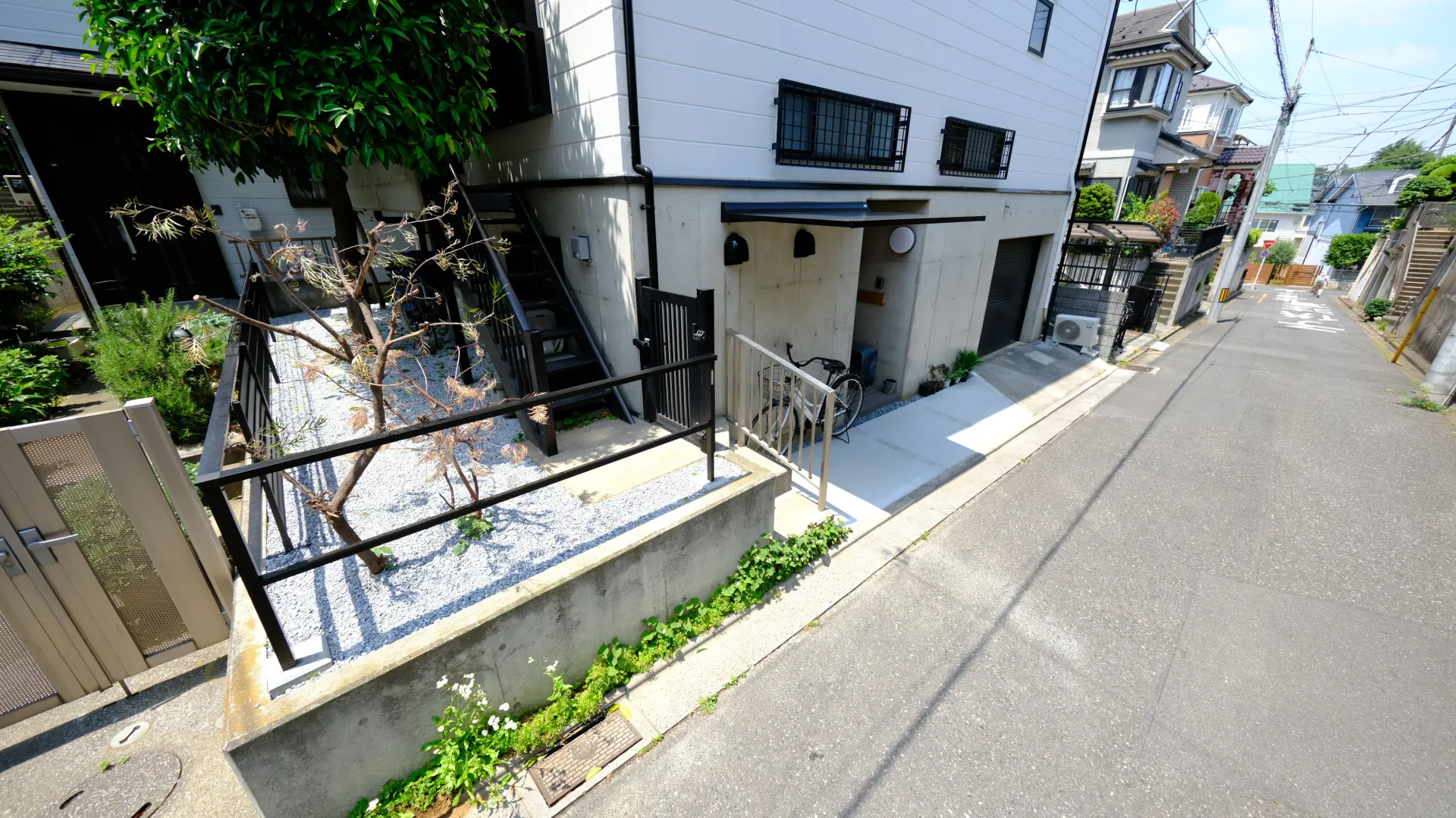 フェンスと植栽の組み合わせで仕上げた外構全景。生け垣がなくなり、すっきりとした軽快な外まわりに。