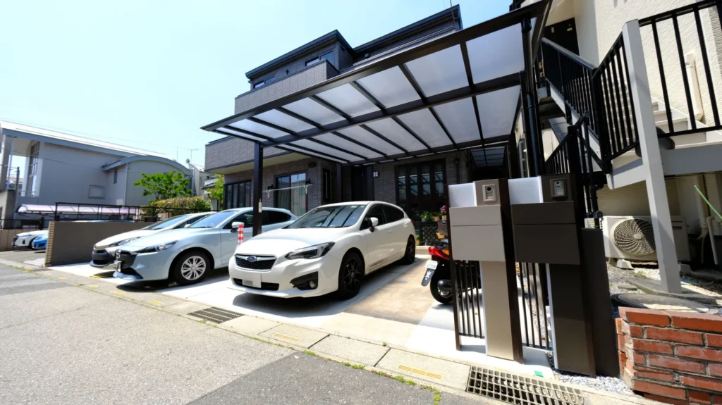 三協アルミ スカイリード2台用カーポートと土間コンクリートを組み合わせた駐車スペース。タイムズ時間貸し用と家族用を合わせた計4台分の構成