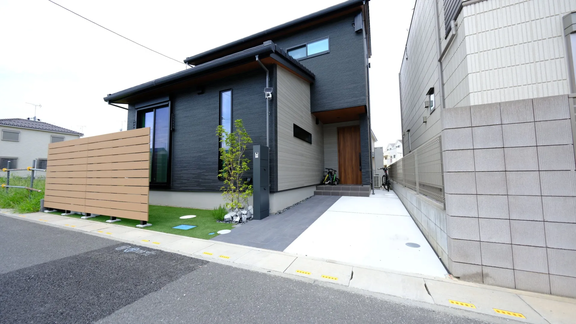 川口市の県民共済住宅で完成した新築外構の全景
