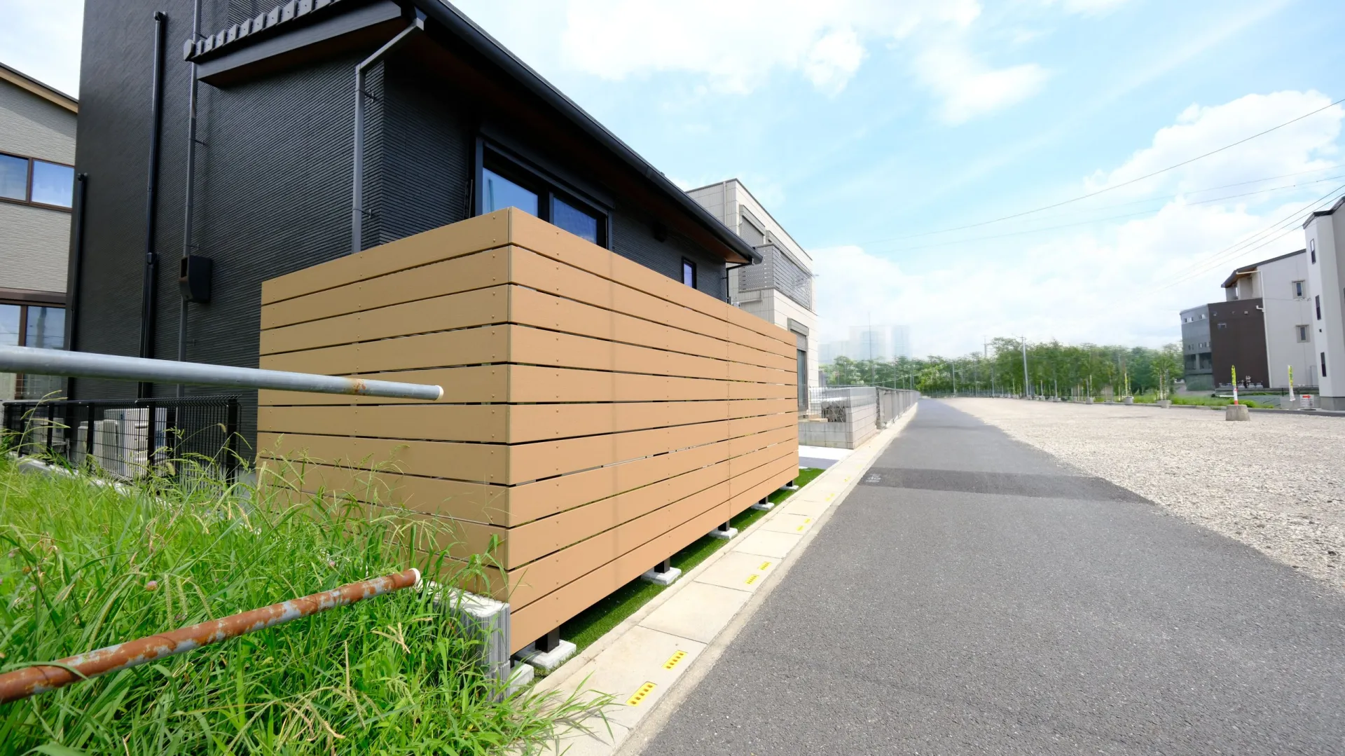 折り返しを付けて立体感を出した目隠しフェンスの施工例