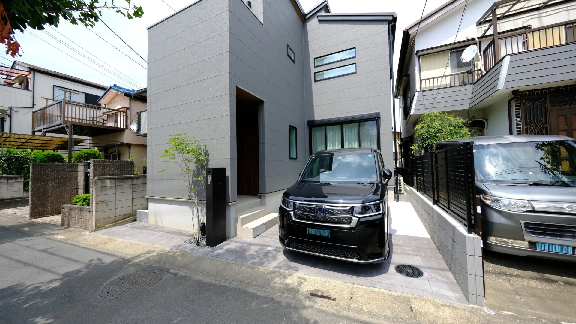 隣地境界に設置した化粧ブロックとアルミ目隠しフェンスで仕上げた外構の境界部分(川口市・新築外構)