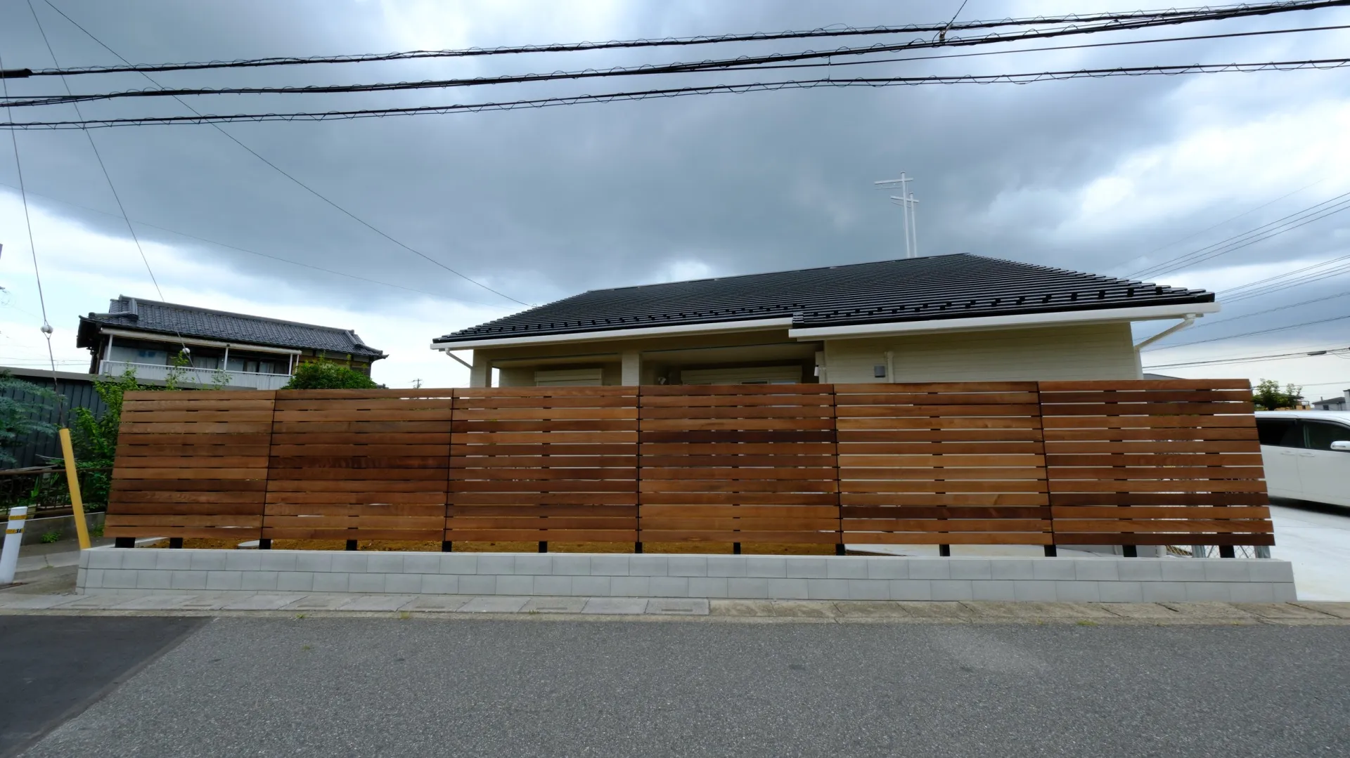 高耐久な天然木を使ったロングスパンの板塀風フェンスと平屋の外観（越谷市・西海岸風外構）