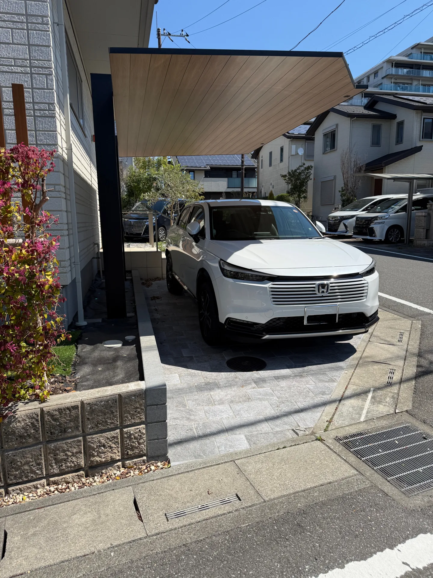 東洋工業の化粧ブロック「モデリート」を使用した、横ラインが美しいモダンな花壇