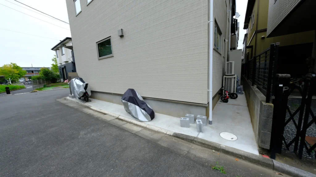 玄関横から裏にかけて施工した土間コンクリート