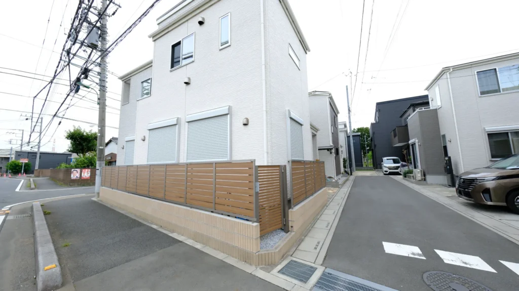 朝霞市で施工した木目調アルミ目隠しフェンスのある外構リフォーム完成写真