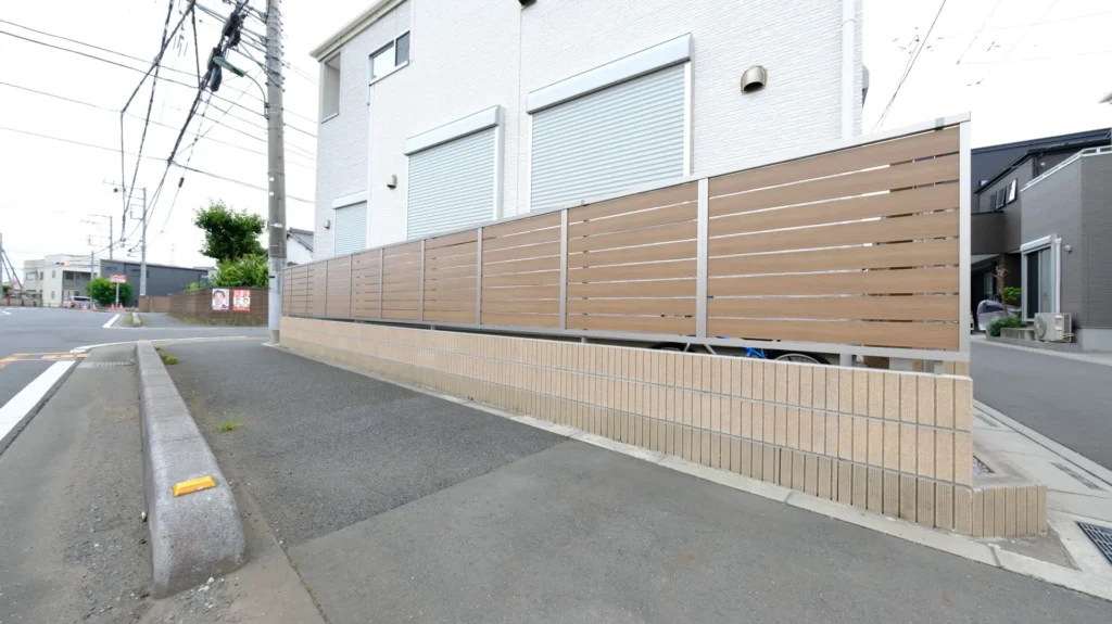 既存ブロックに差し筋工法で積み増しし設置したLIXILフェンスAB YS3型の目隠しフェンス