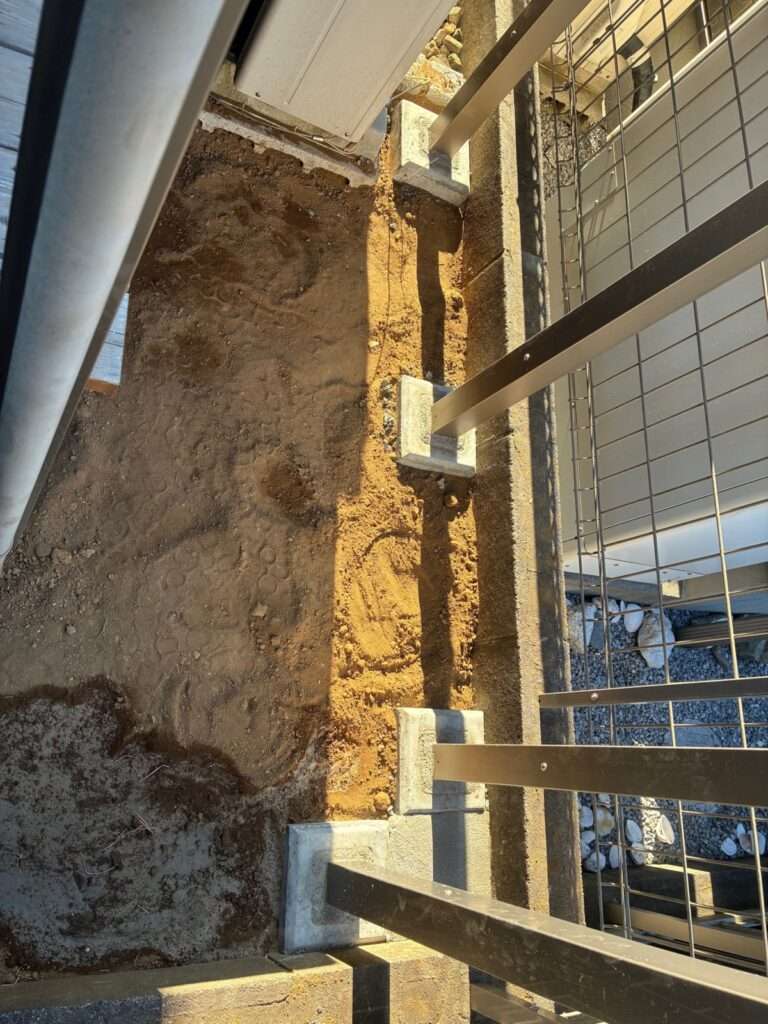 基礎石を使って設置されたフェンスの柱と足元の詳細