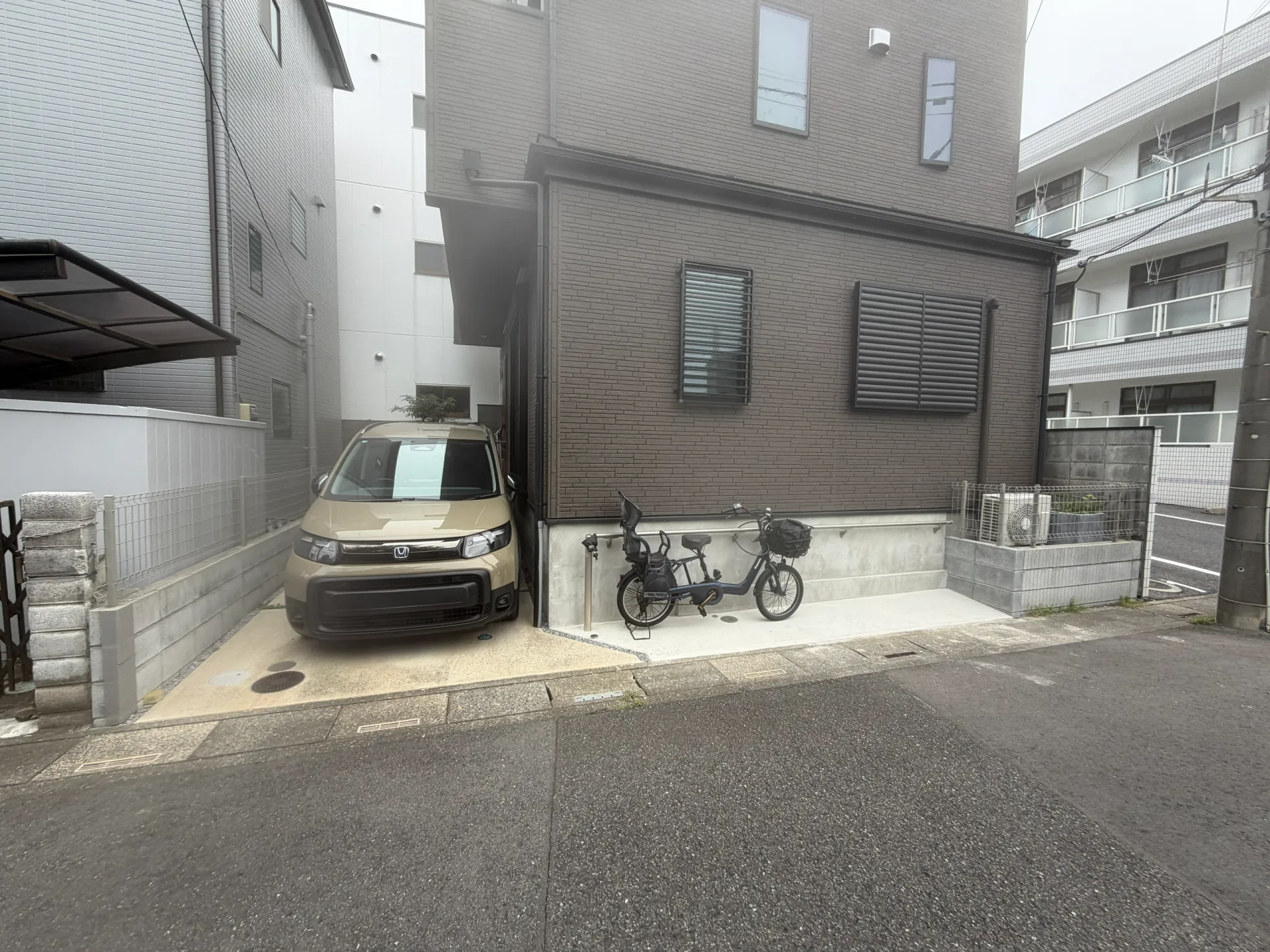 デッドスペースを自転車置き場にリフォームした施工後の外構全体(さいたま市)