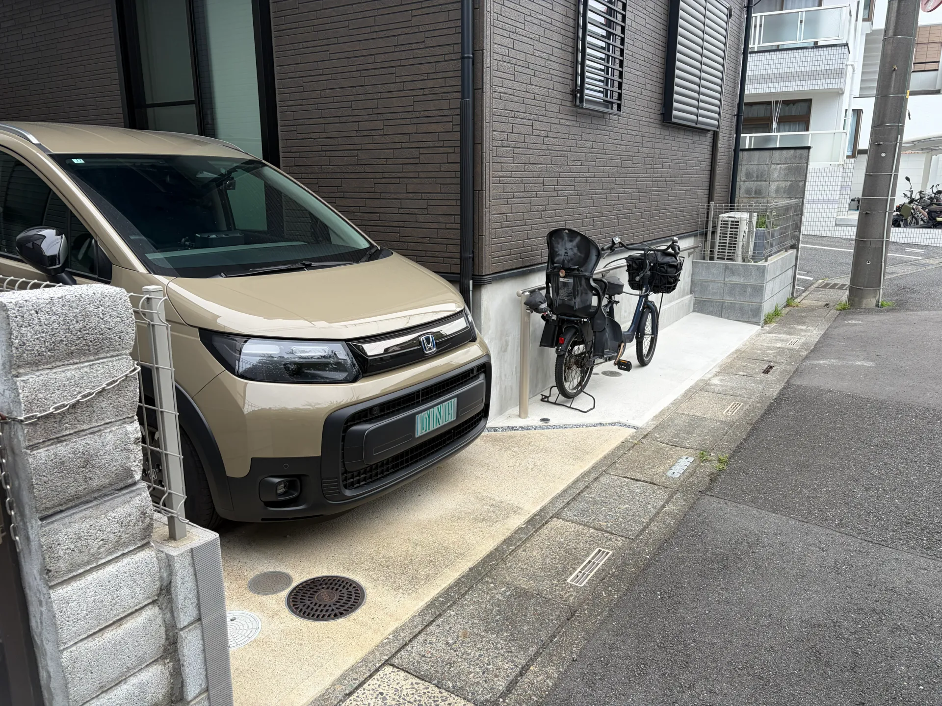 立水栓を移設し地面をフラットに仕上げた、駐輪スペースの施工後の様子(さいたま市)