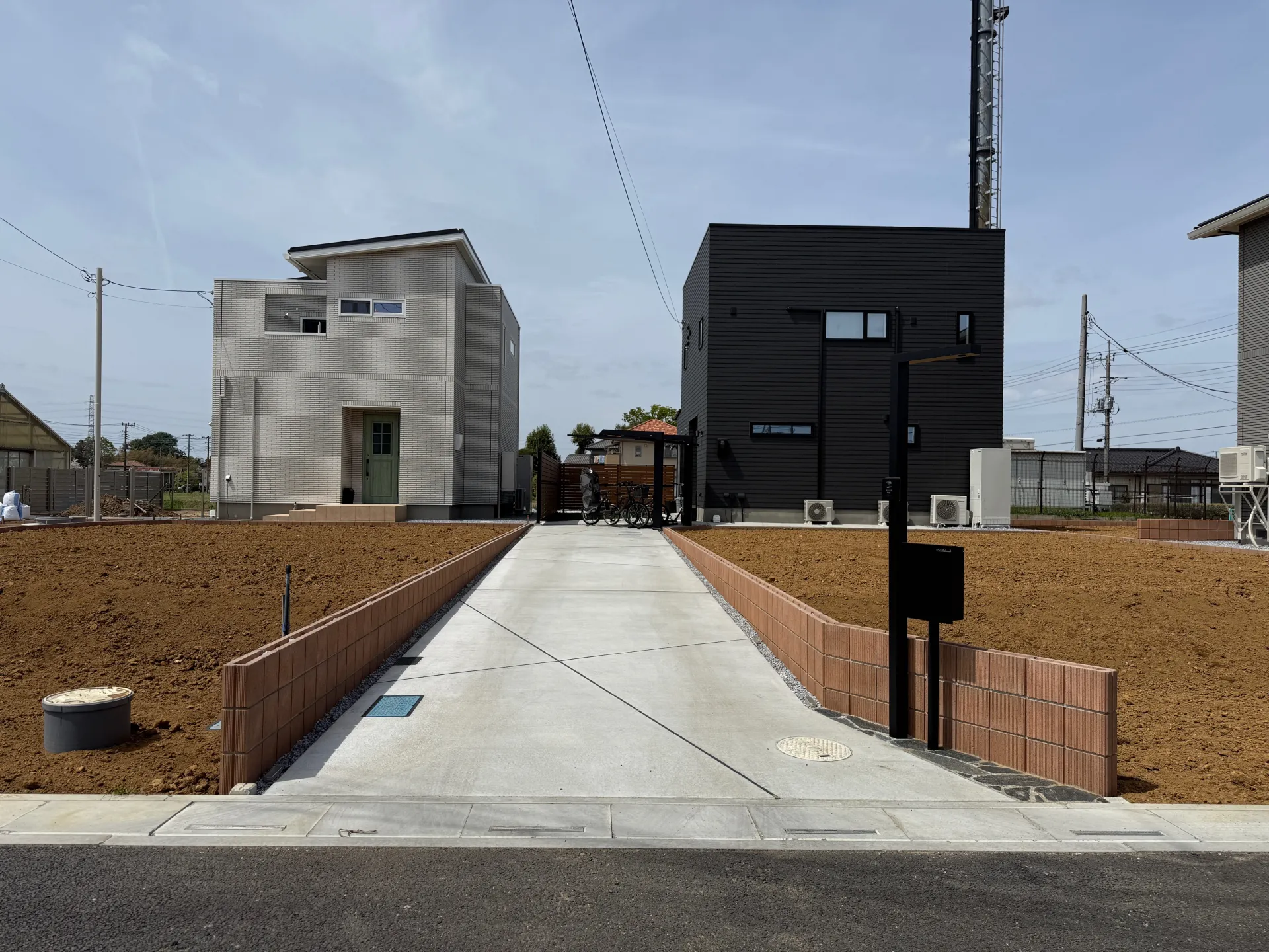 斜めにスリット（収縮目地）を入れた17mの長い土間コンクリートアプローチ