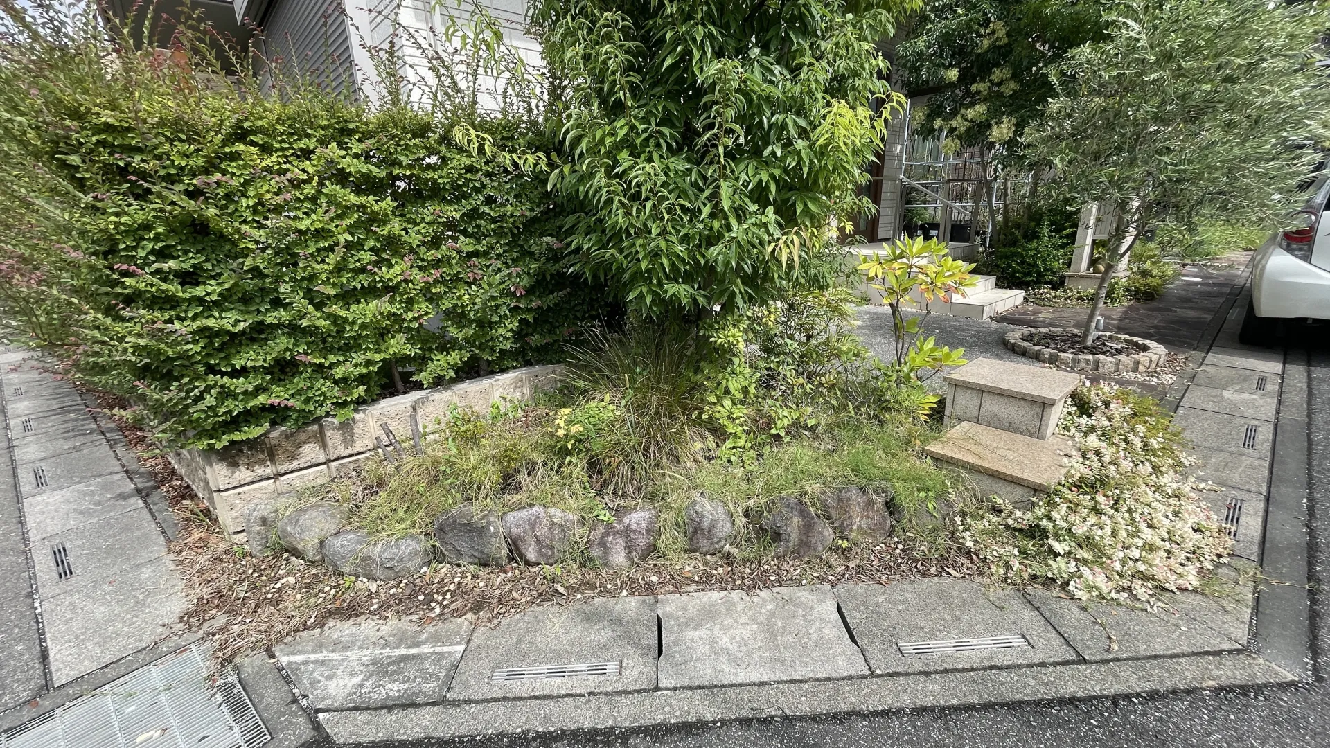 生垣を植えていたL字型のブロック花壇。雑草も目立ち、スペースが有効活用できていない状態。
