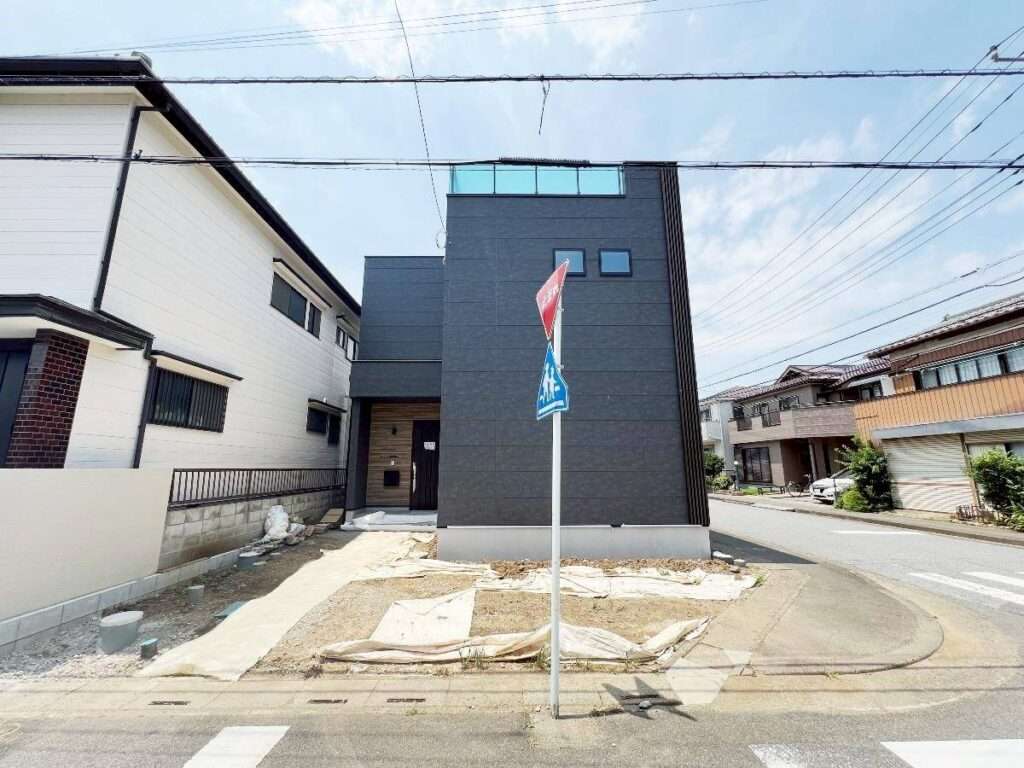 外構施工前の駐車スペースと玄関まわり（ビフォー）