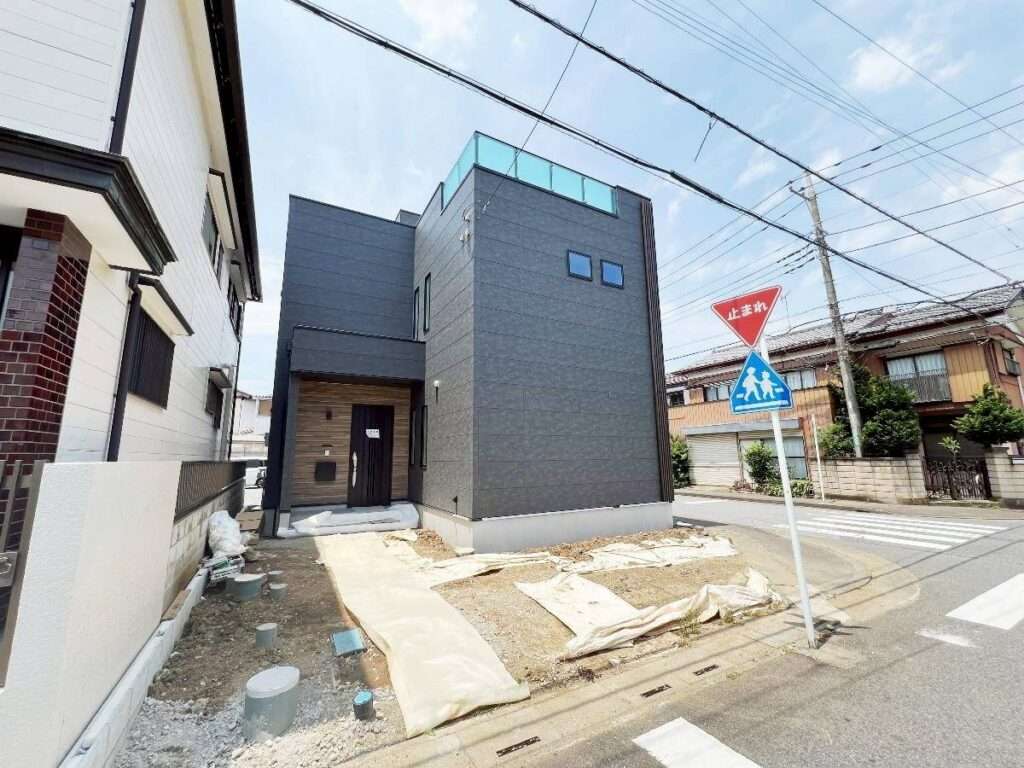 外構施工前の越谷市の玄関アプローチと敷地の様子（ビフォー）