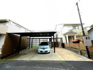 さいたま市で施工したスカイリードとブラックポリカ採光目隠しフェンス
