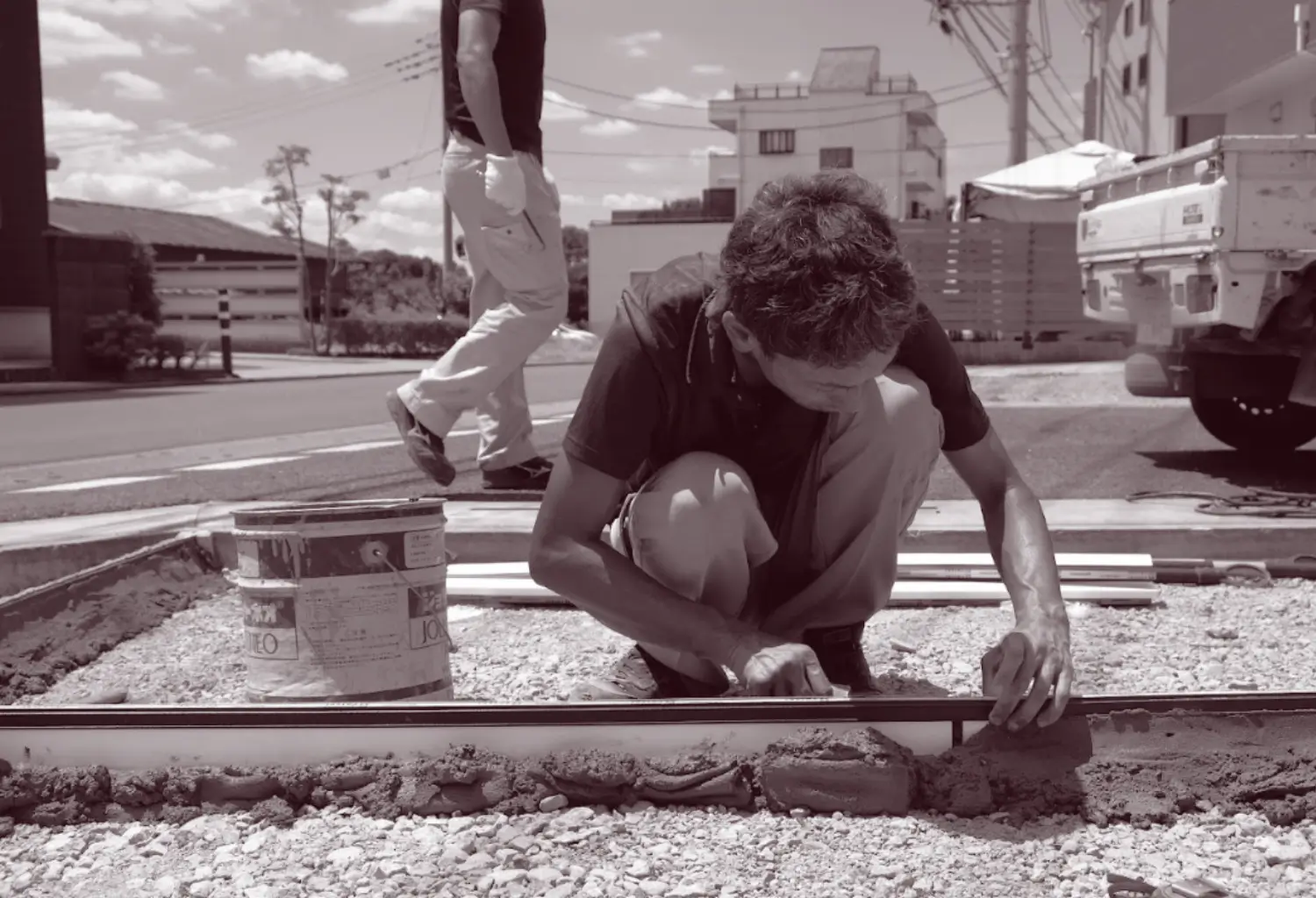 新築外構工事の土間コンクリートを施工する職人