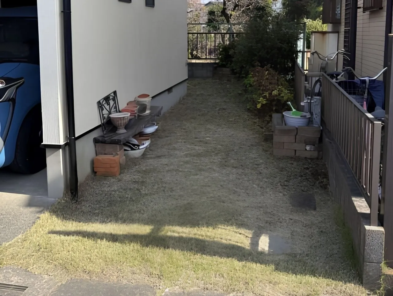 芝生が生えた庭のビフォア写真