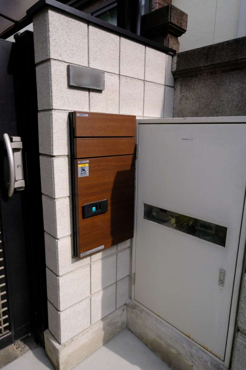 埋め込み式の宅配ボックスと一新された門まわり（川口市）
