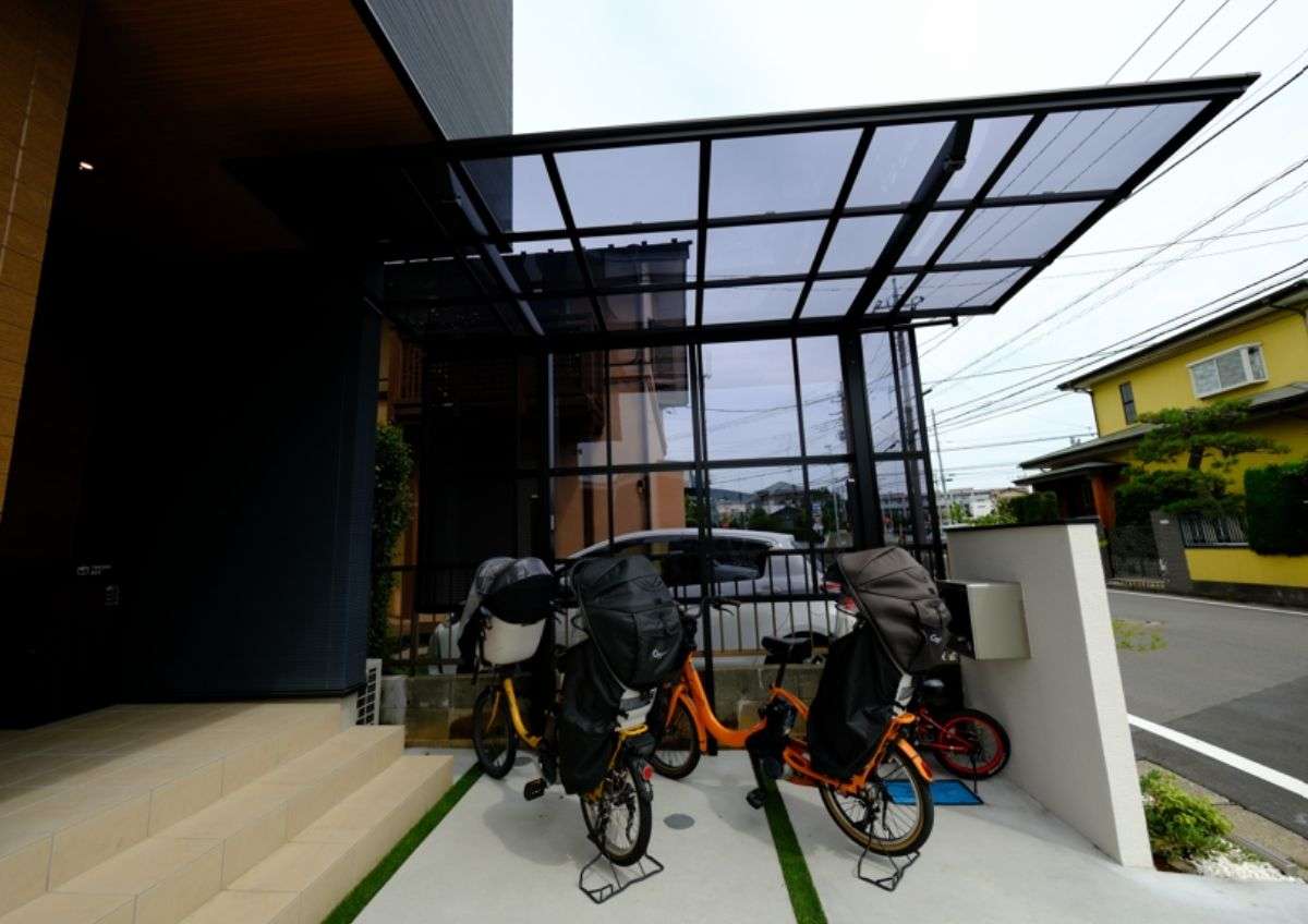 機能的な動線に設置されたサイクルポート