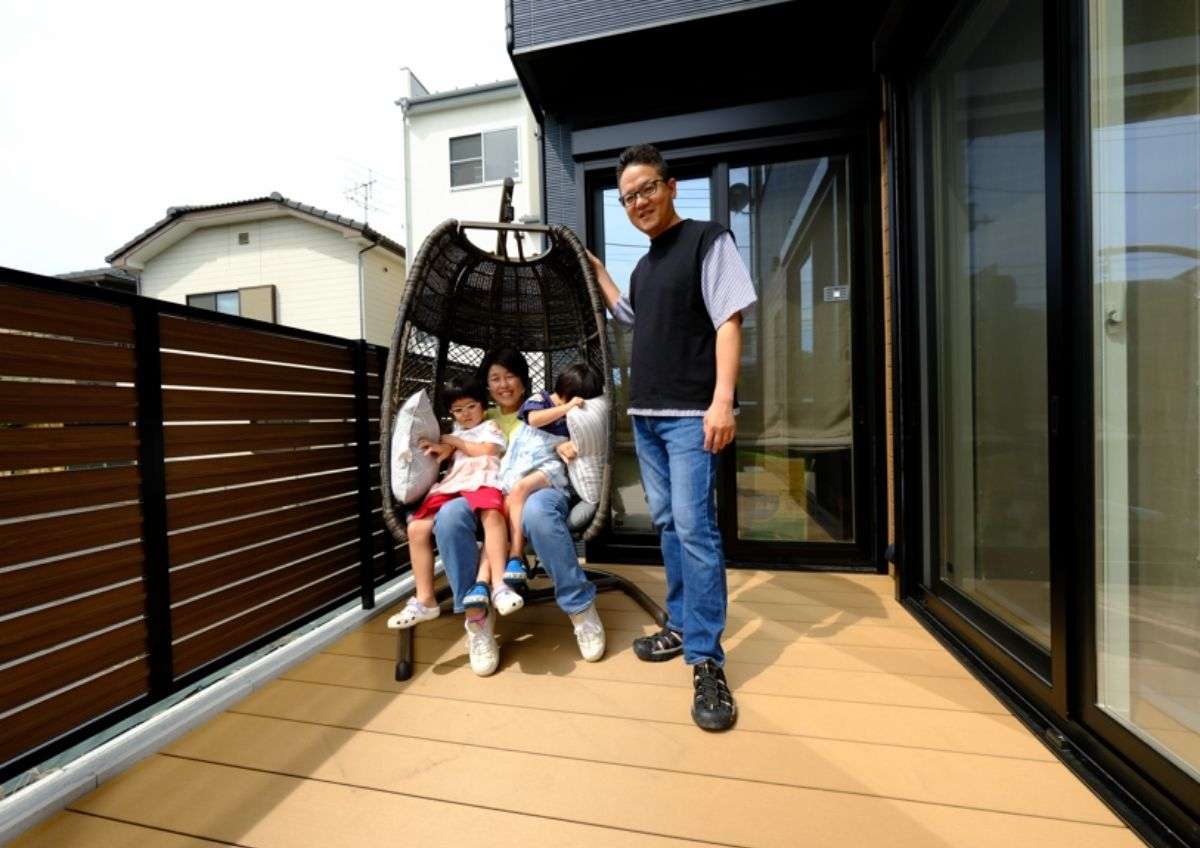 車を目隠し代わりにしたゾーニングで家族の時間を楽しめる庭空間