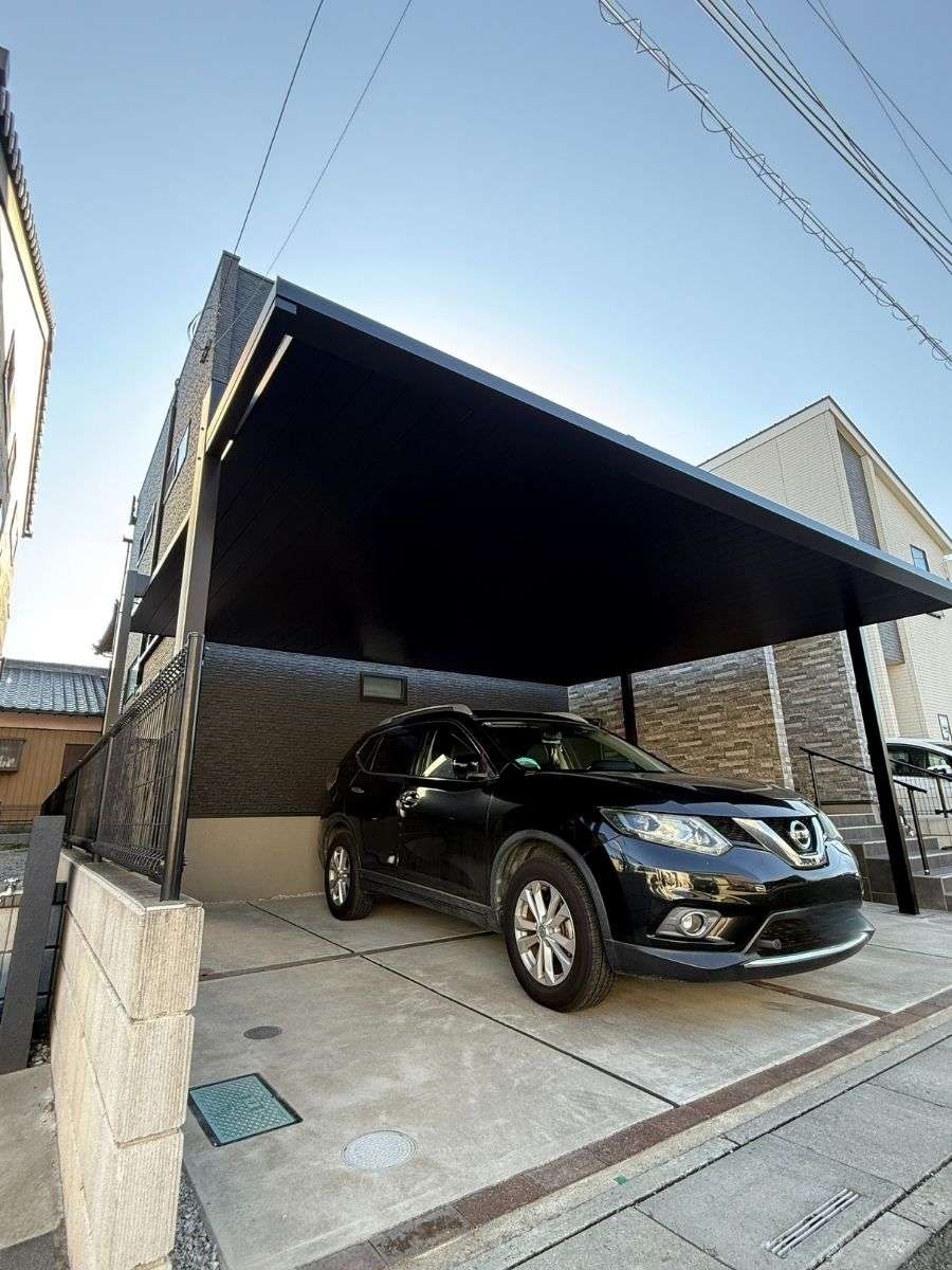 FⅡカーポートを斜めから見た外観。直線的なデザインがモダンな住宅にマッチ