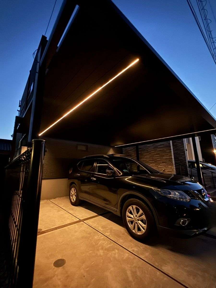 夜のFⅡカーポートを斜めから見たシーン。ライティングが防犯性とデザイン性を両立