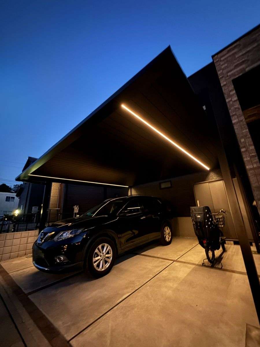 夜のFⅡカーポートを斜めから見たシーン。ライティングが防犯性とデザイン性を両立