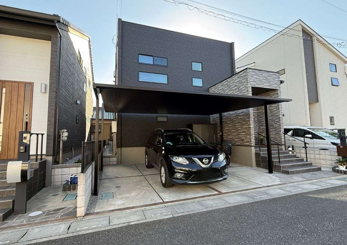 奥行きのある敷地に設置されたFⅡカーポートの立体的な全体像（昼）