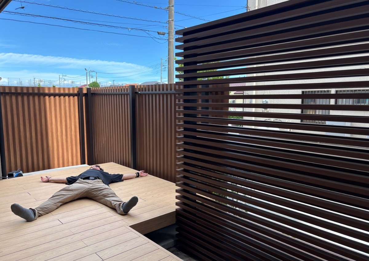 ウッドデッキと目隠しフェンスが美しく調和した庭空間