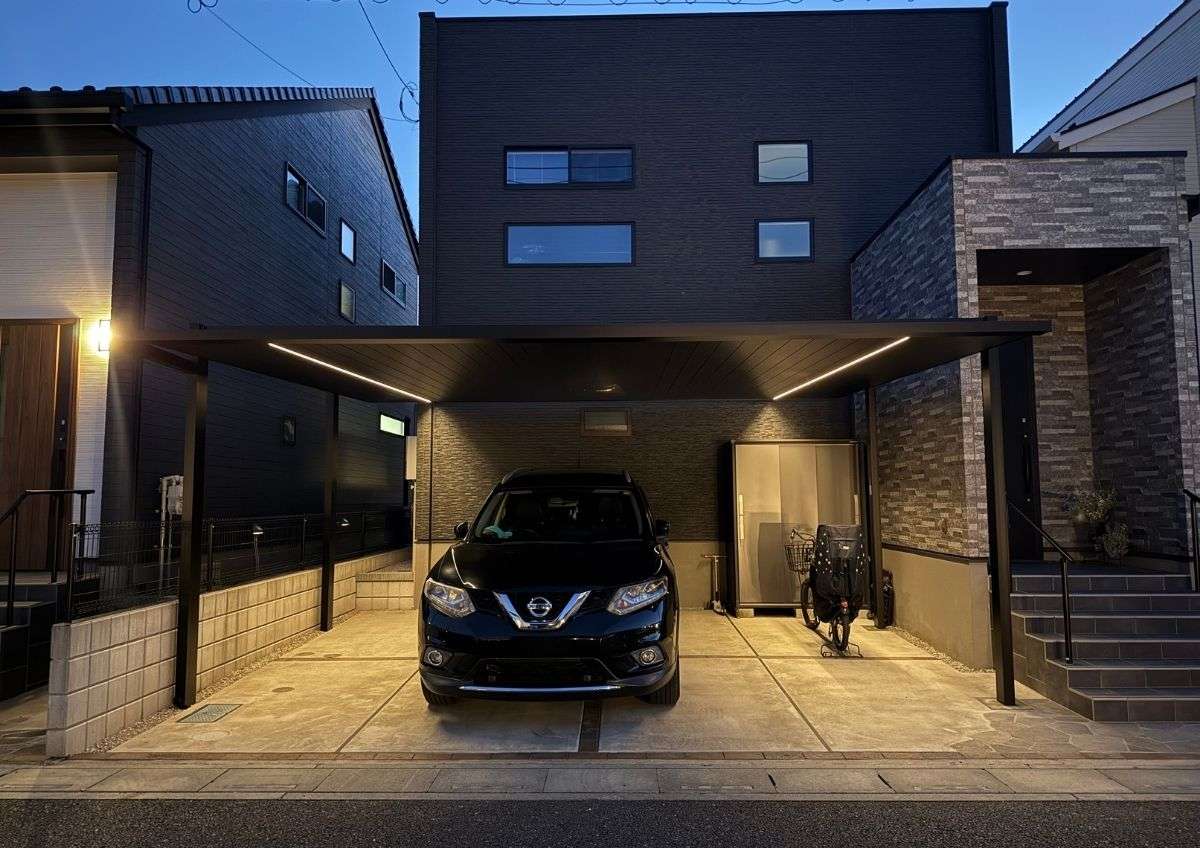 夜間にラインライトが点灯したFⅡカーポート。やわらかな光で足元を照らす様子