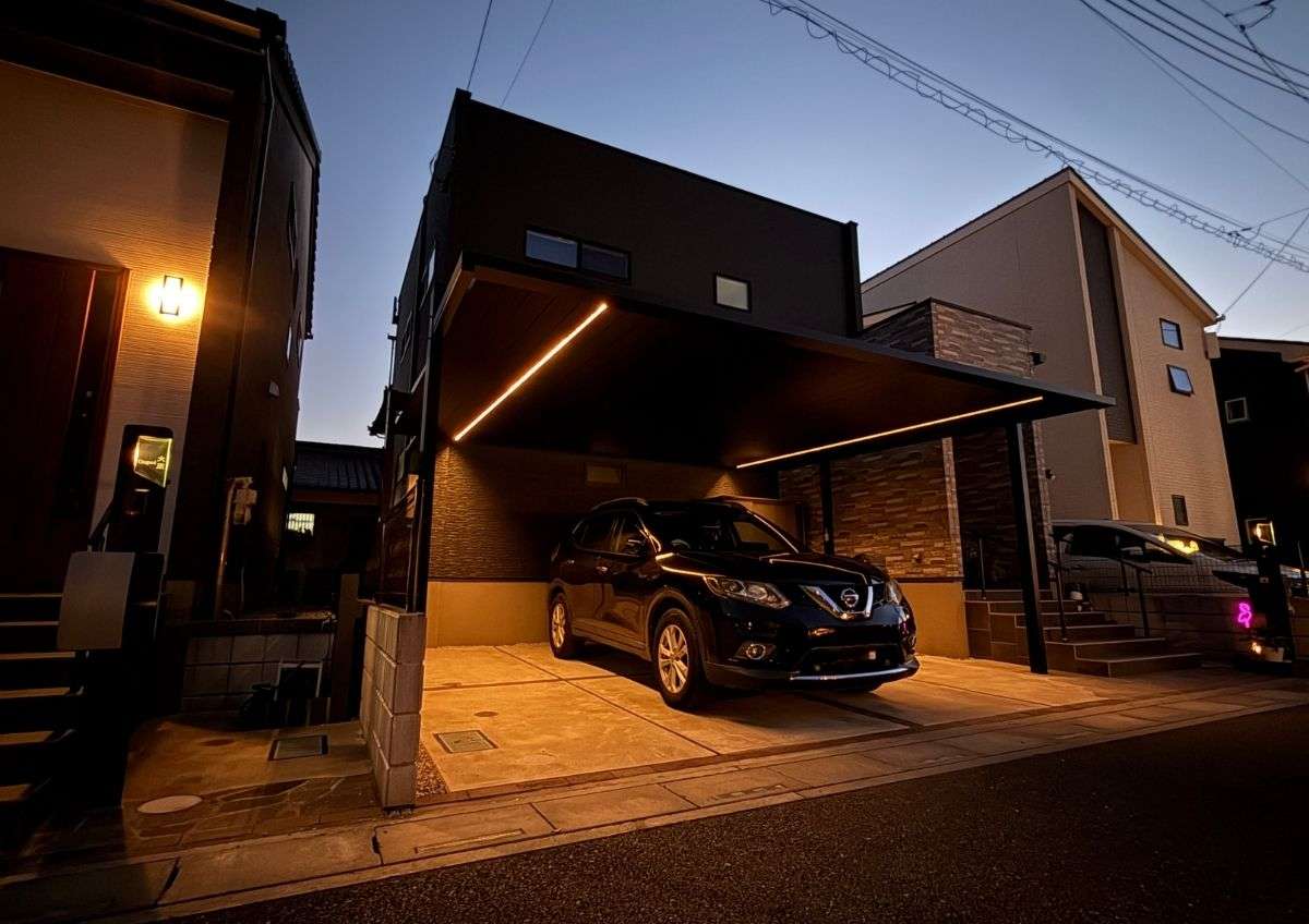 夜の外構全体を遠目から撮影。カーポートと建物のバランスが美しくまとまった仕上がり