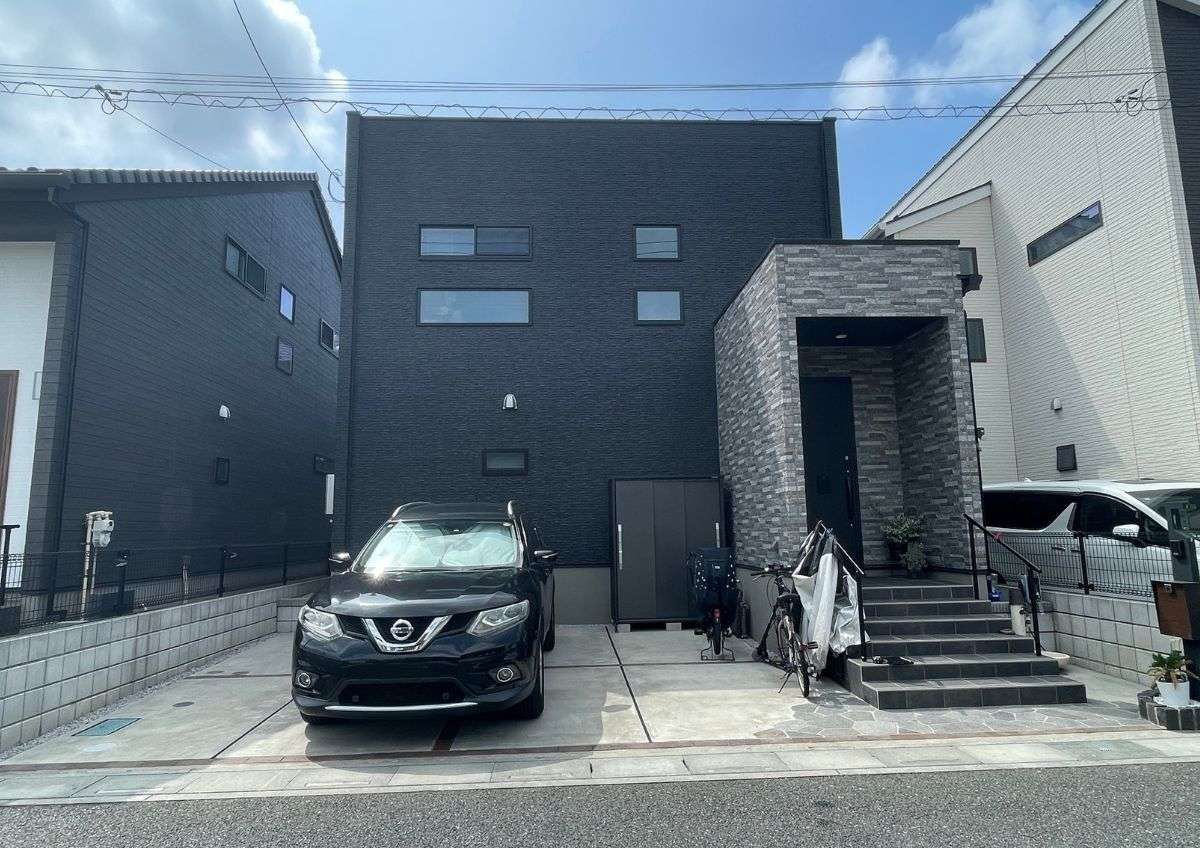 屋根のない駐車スペース。施工前後の比較イメージ