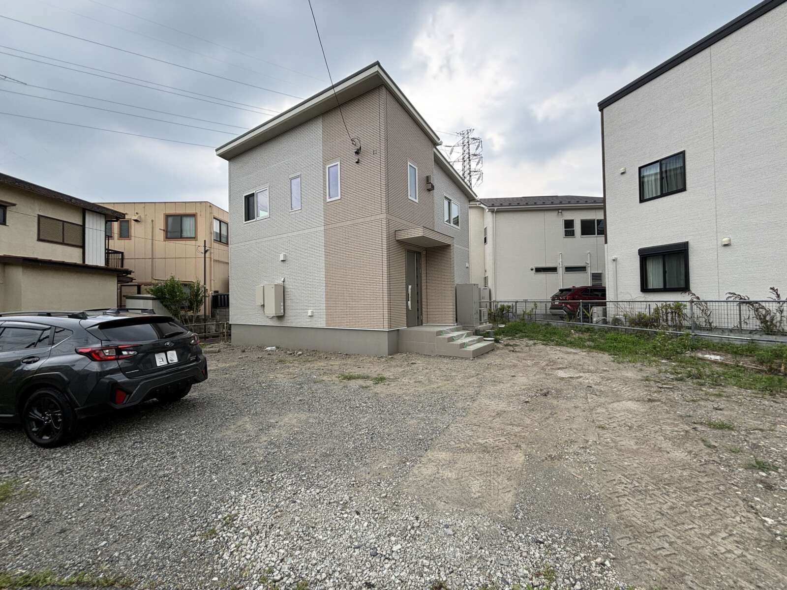 施工前の変形地の状態。雑草と単管パイプが目立つ未整備の敷地