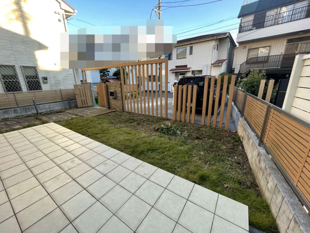 外からリビングが丸見えな施工前の庭