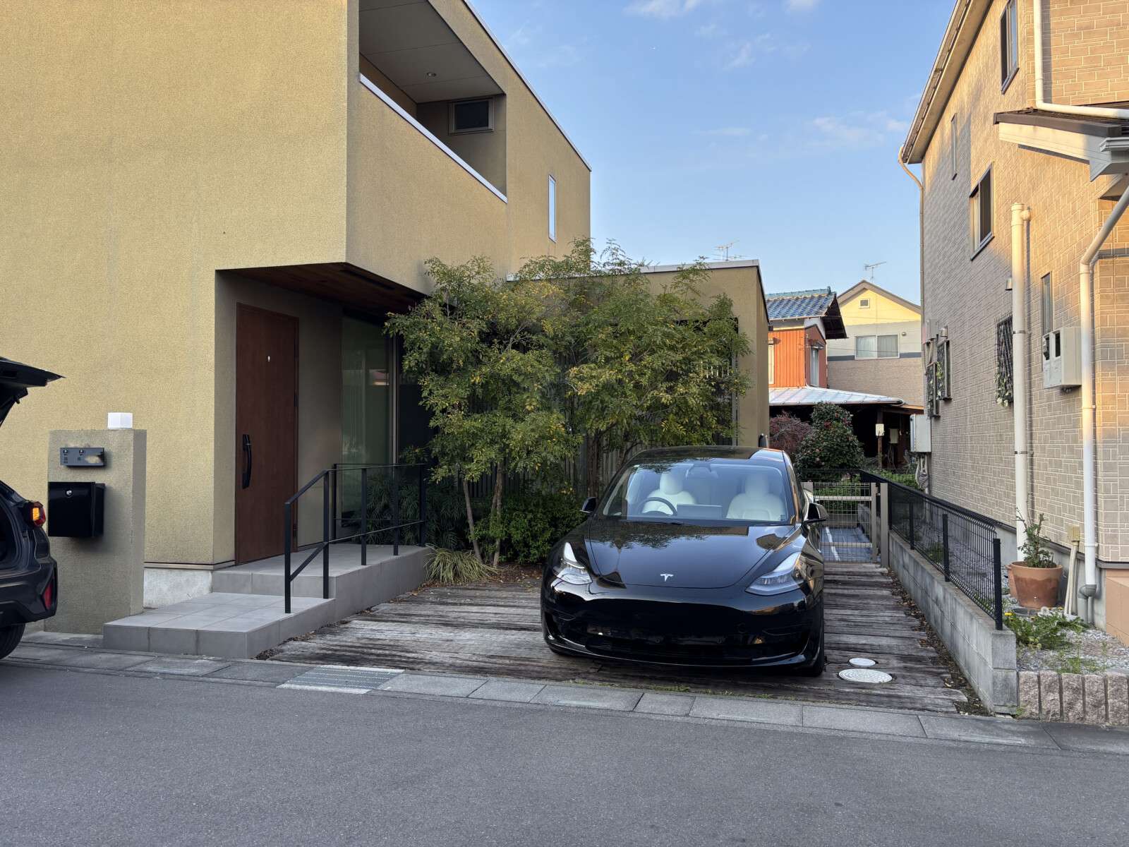 外構リフォーム前の玄関まわりと駐車スペースの様子