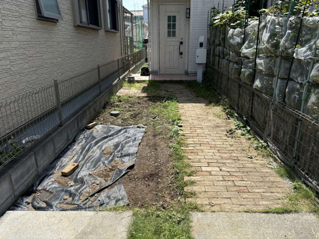施工前の旗竿地、シンプルな土間と植栽前の状態