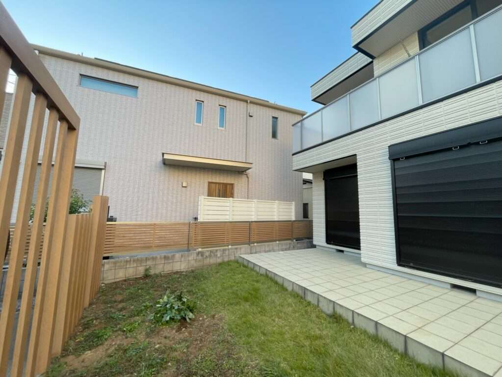 雑草が生える施工前の庭