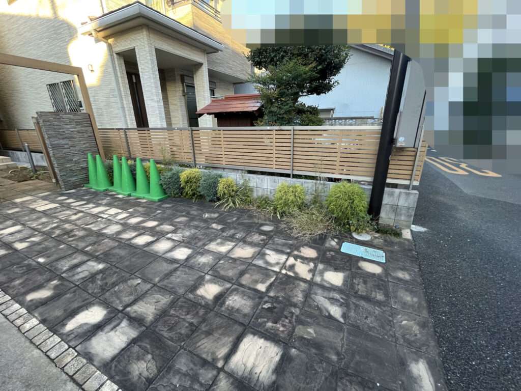 門まわり施工前の雑草と古い舗装の状態